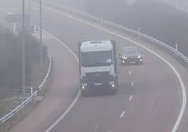 Un camión a su paso por la A-62 en Ciudad Rodrigo.