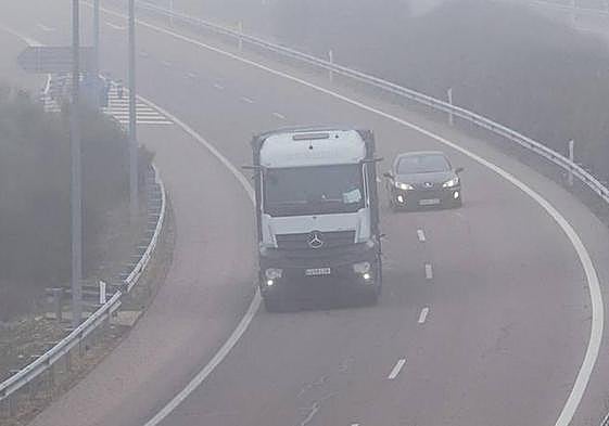 Un camión a su paso por la A-62 en Ciudad Rodrigo.