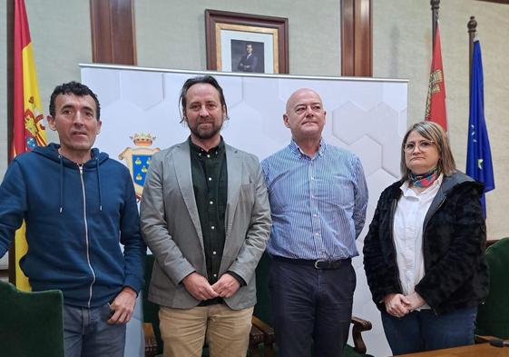Junto a Antonio Cámara, el concejal Javier Garrido, el responsable del Plan de Fomento, Miguel Heras, y la responsable de Administración de la estación de esquí, Ana García.