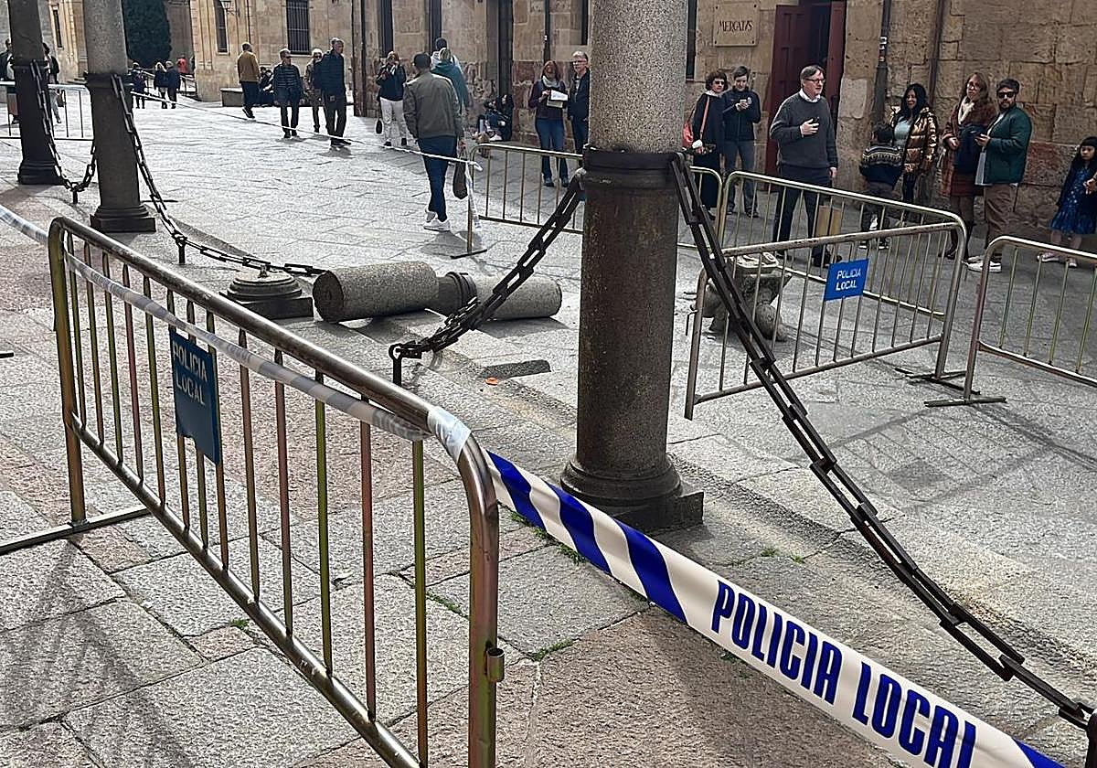 Una de las columnas de la Catedral, destrozadas.
