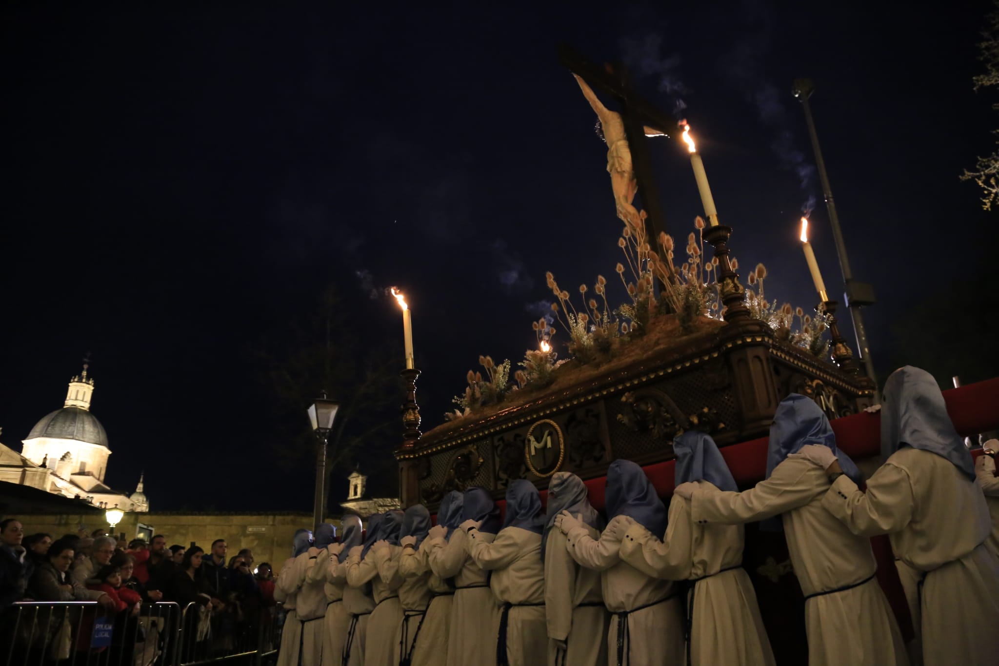 El Cristo de los Doctrinos tiñe la noche de fe y silencio