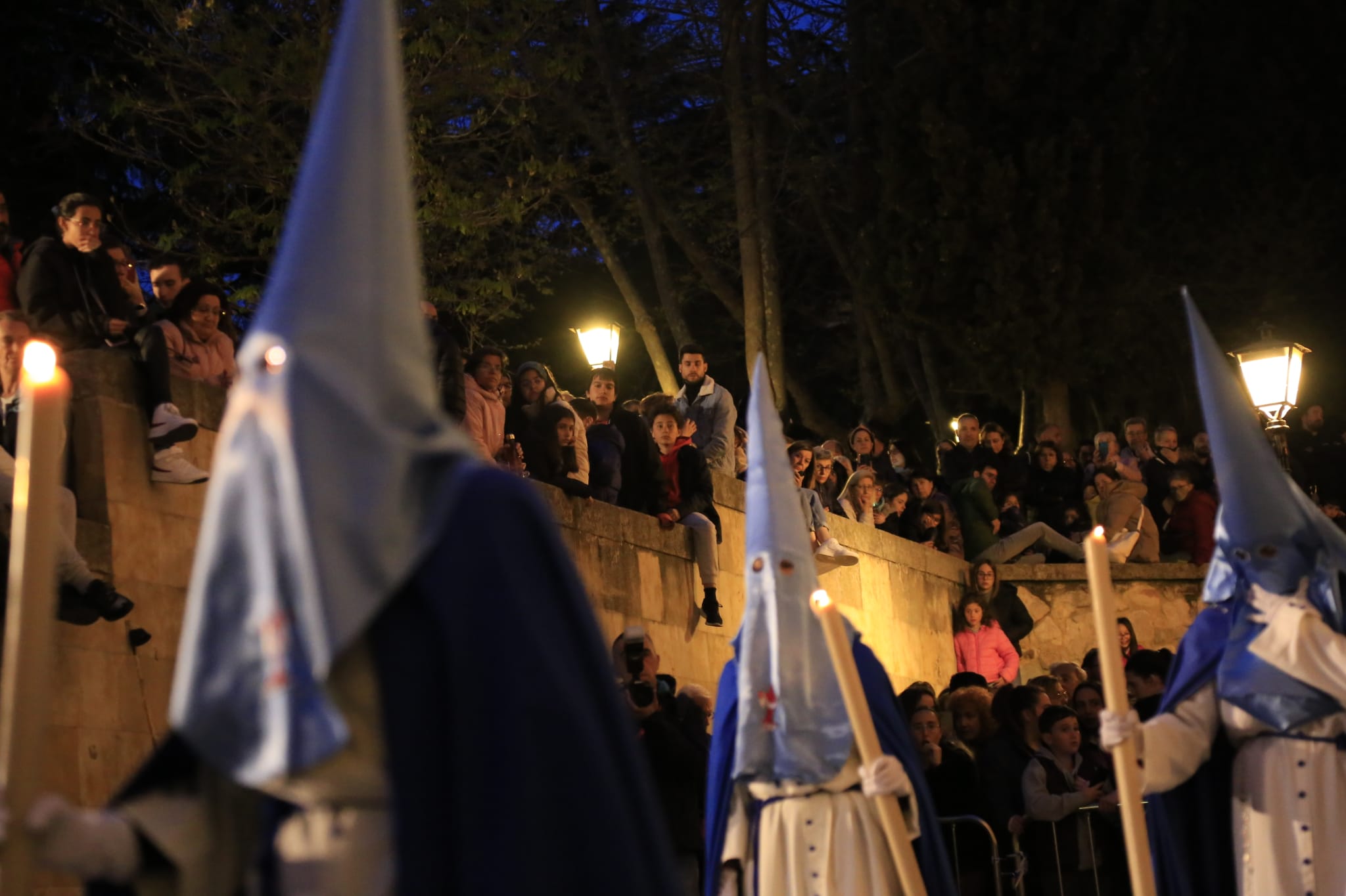 El Cristo de los Doctrinos tiñe la noche de fe y silencio