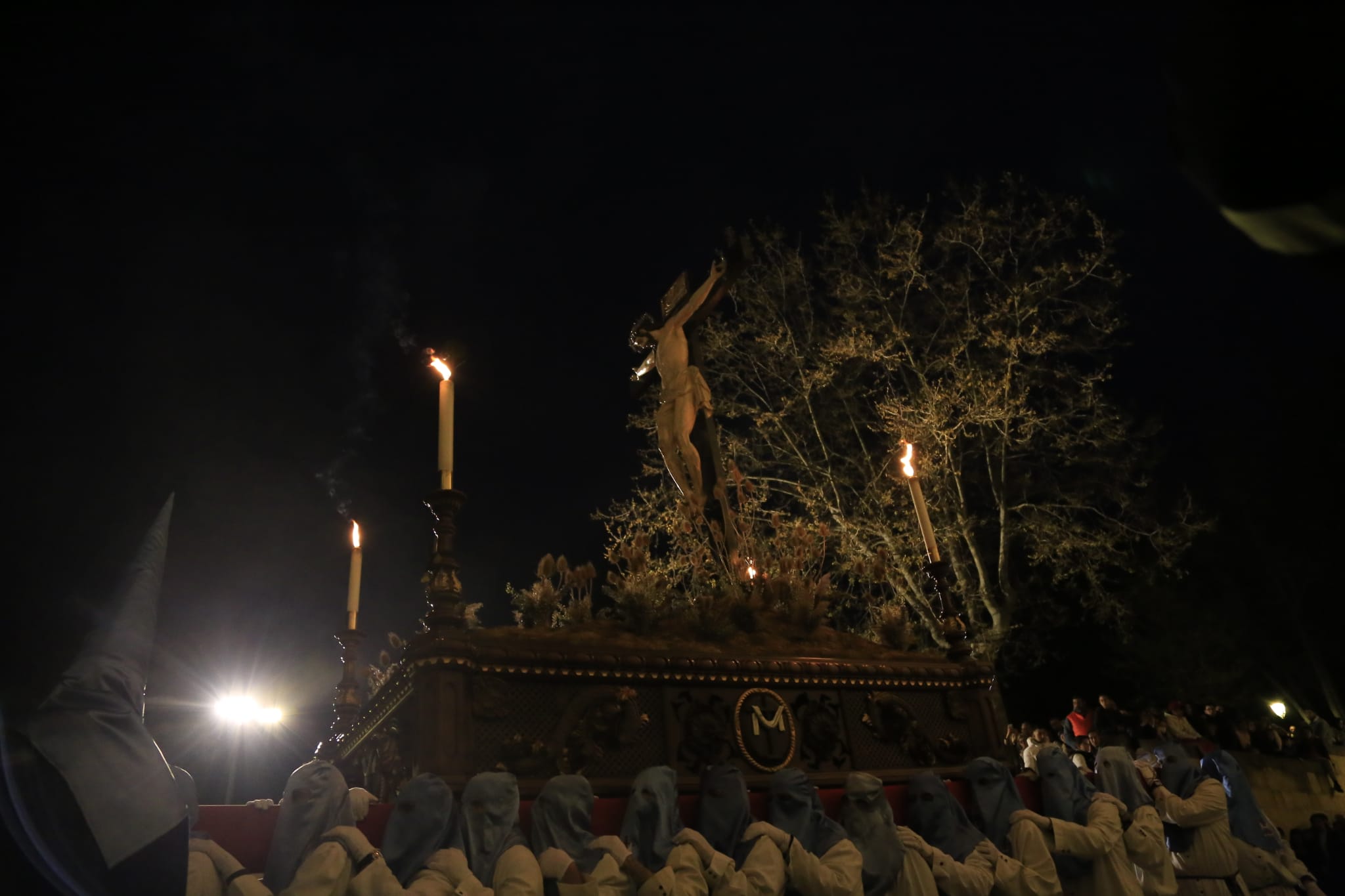 El Cristo de los Doctrinos tiñe la noche de fe y silencio
