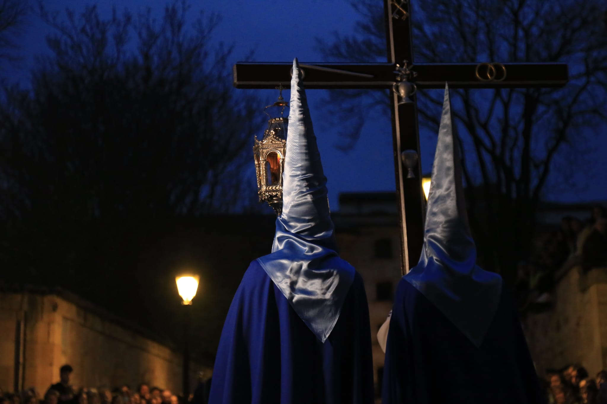 El Cristo de los Doctrinos tiñe la noche de fe y silencio