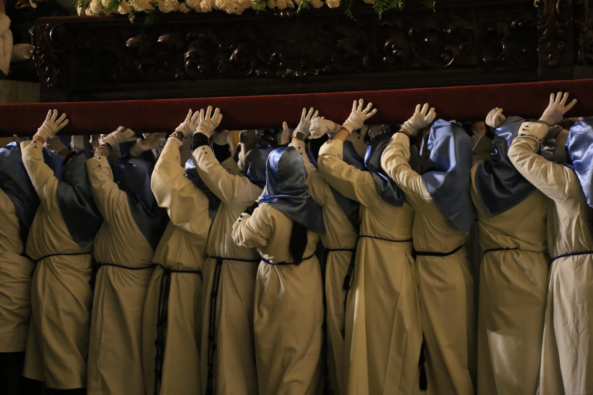 El Cristo de los Doctrinos tiñe la noche de fe y silencio