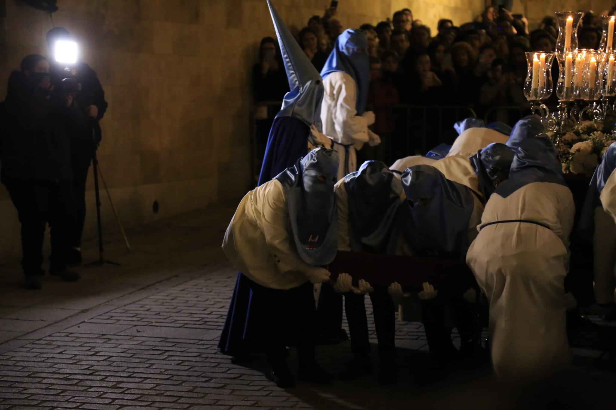 El Cristo de los Doctrinos tiñe la noche de fe y silencio