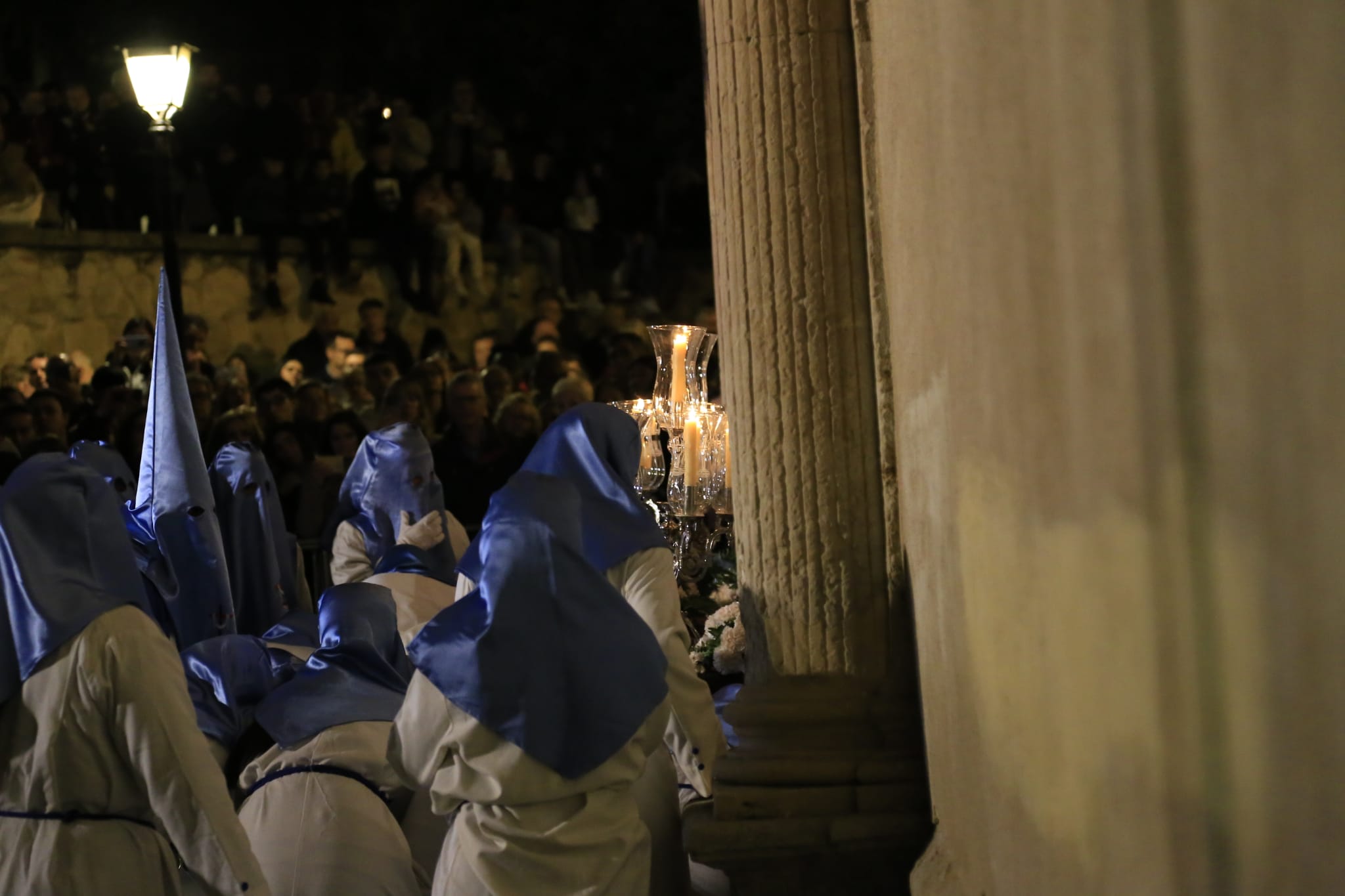 El Cristo de los Doctrinos tiñe la noche de fe y silencio