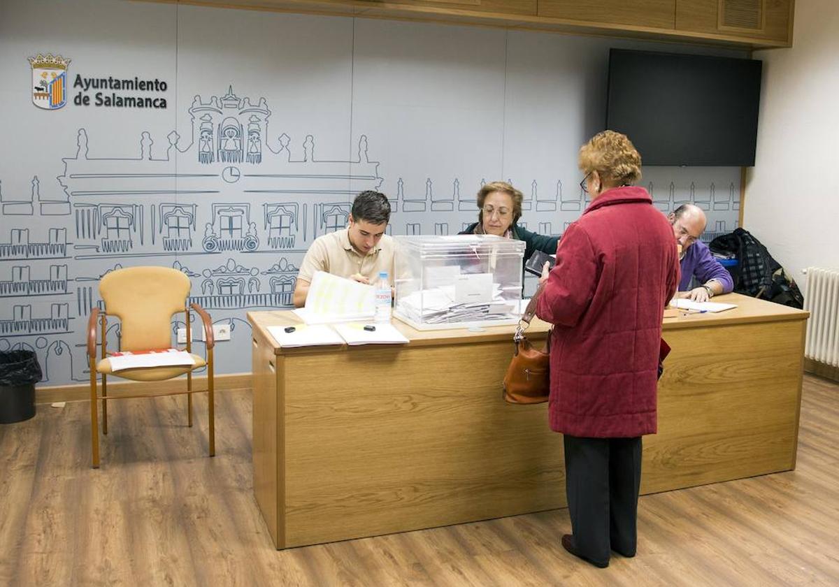 Mesa electoral en el Ayuntamiento de Salamanca.