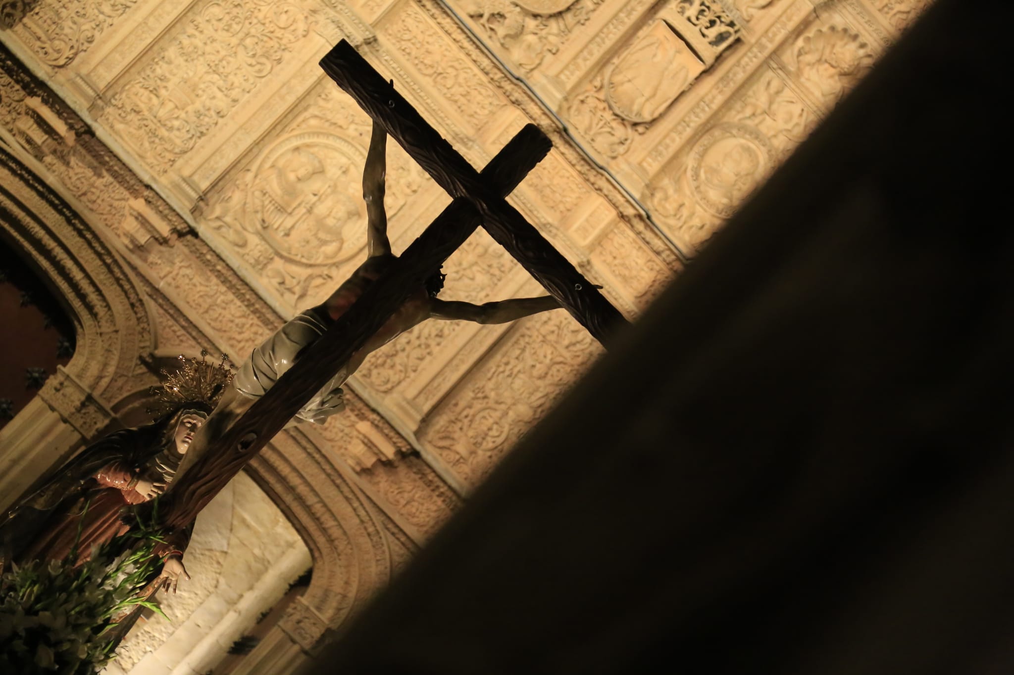 La Universitaria irradia fe y devoción en silencio con su Cristo de la Luz