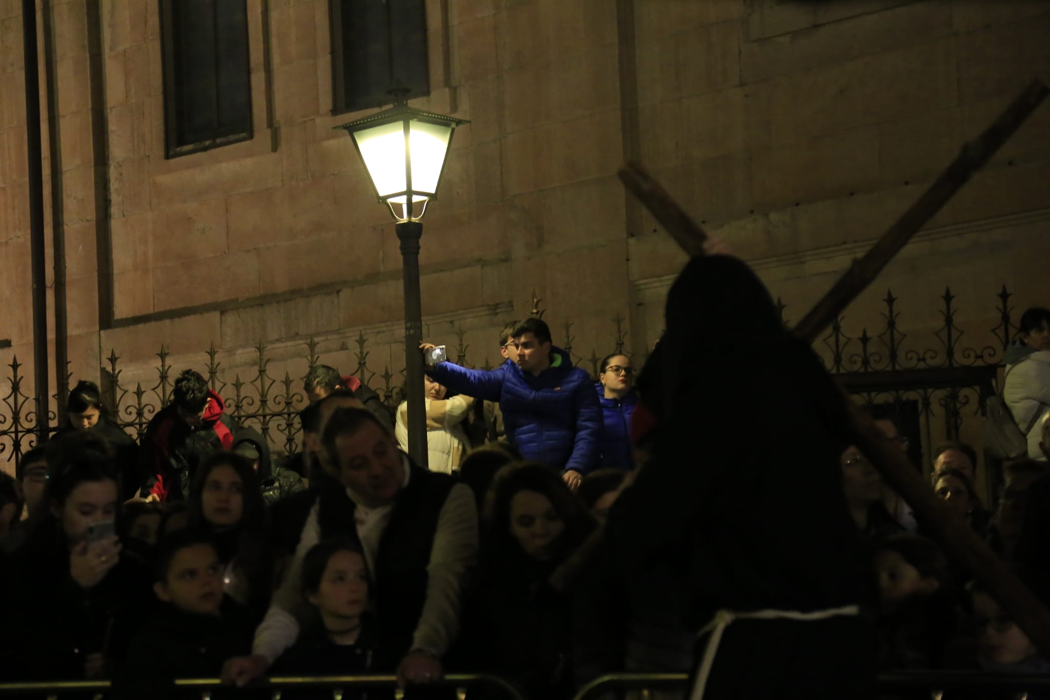 La Universitaria irradia fe y devoción en silencio con su Cristo de la Luz