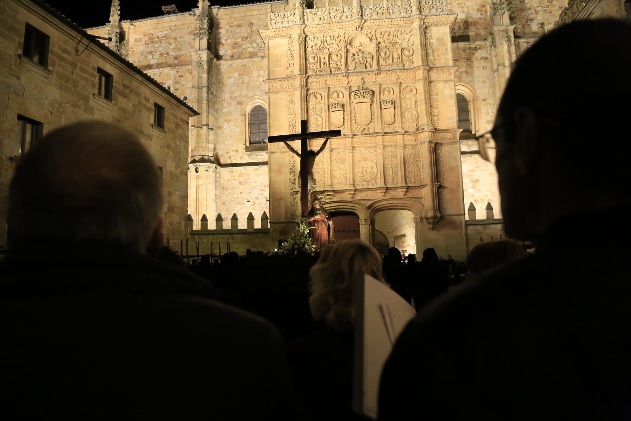 La Universitaria irradia fe y devoción en silencio con su Cristo de la Luz