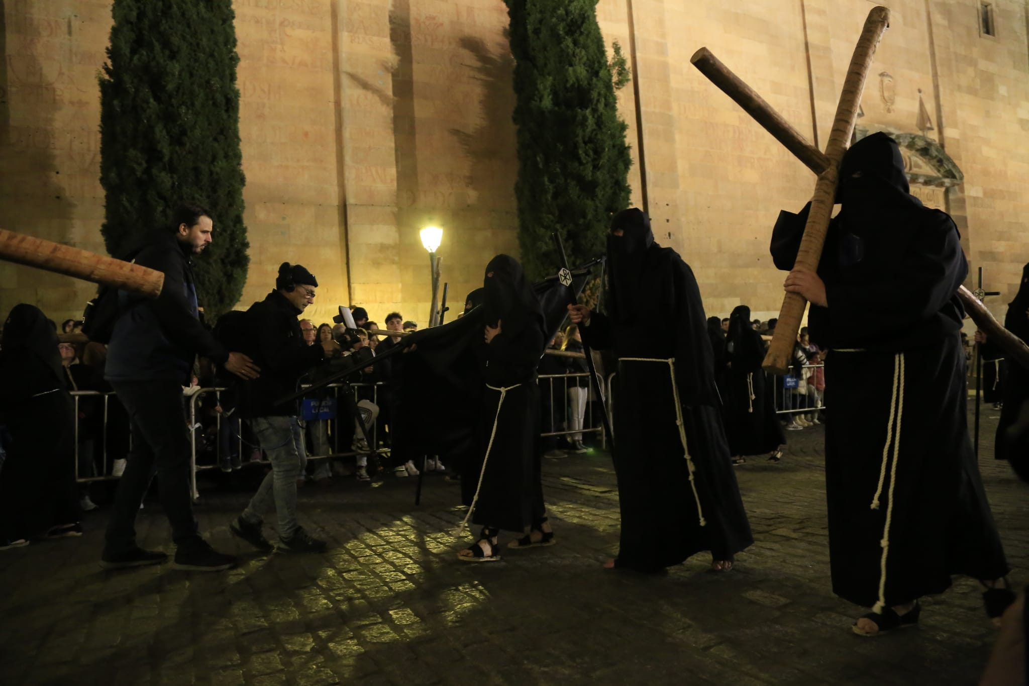 La Universitaria irradia fe y devoción en silencio con su Cristo de la Luz