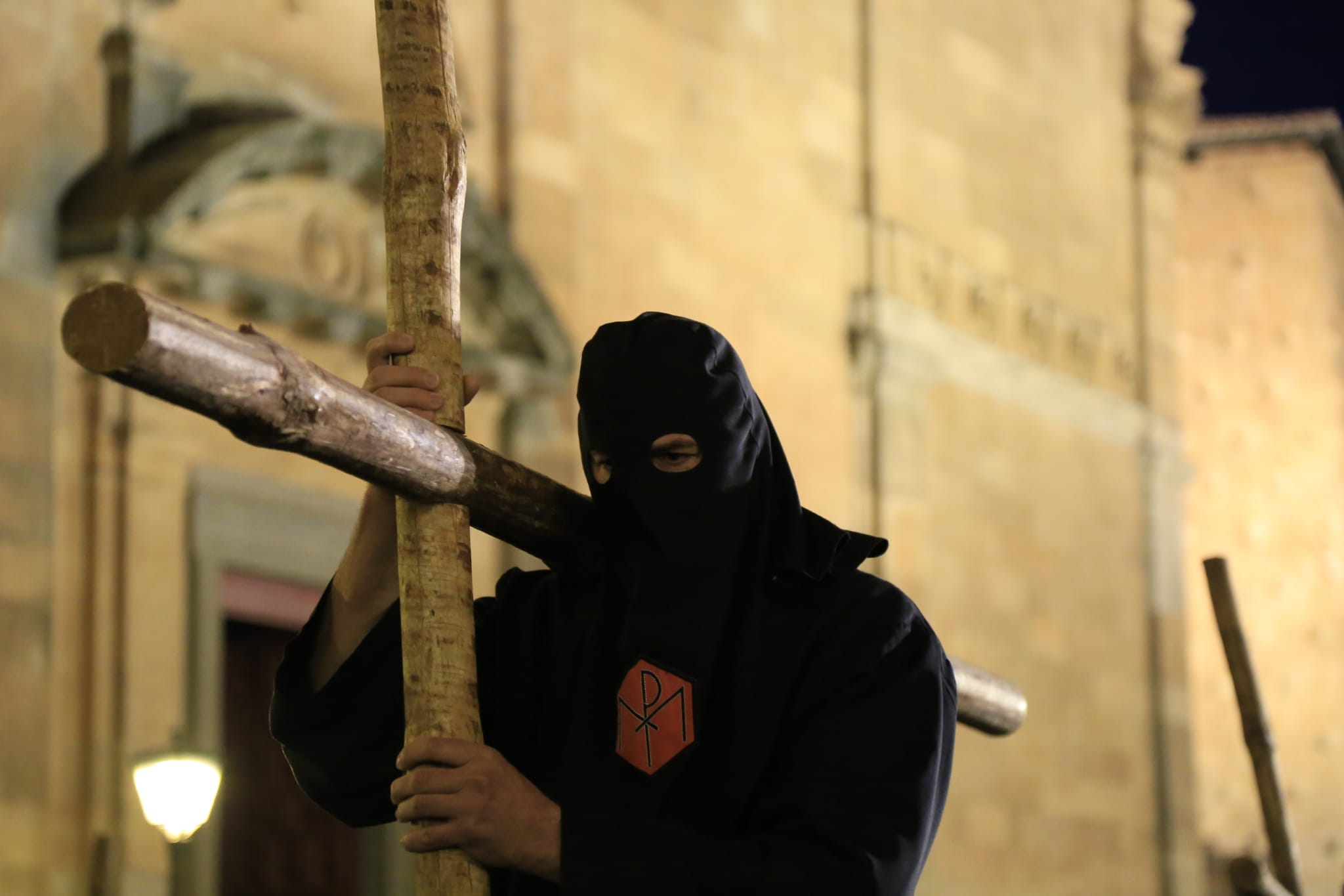 La Universitaria irradia fe y devoción en silencio con su Cristo de la Luz