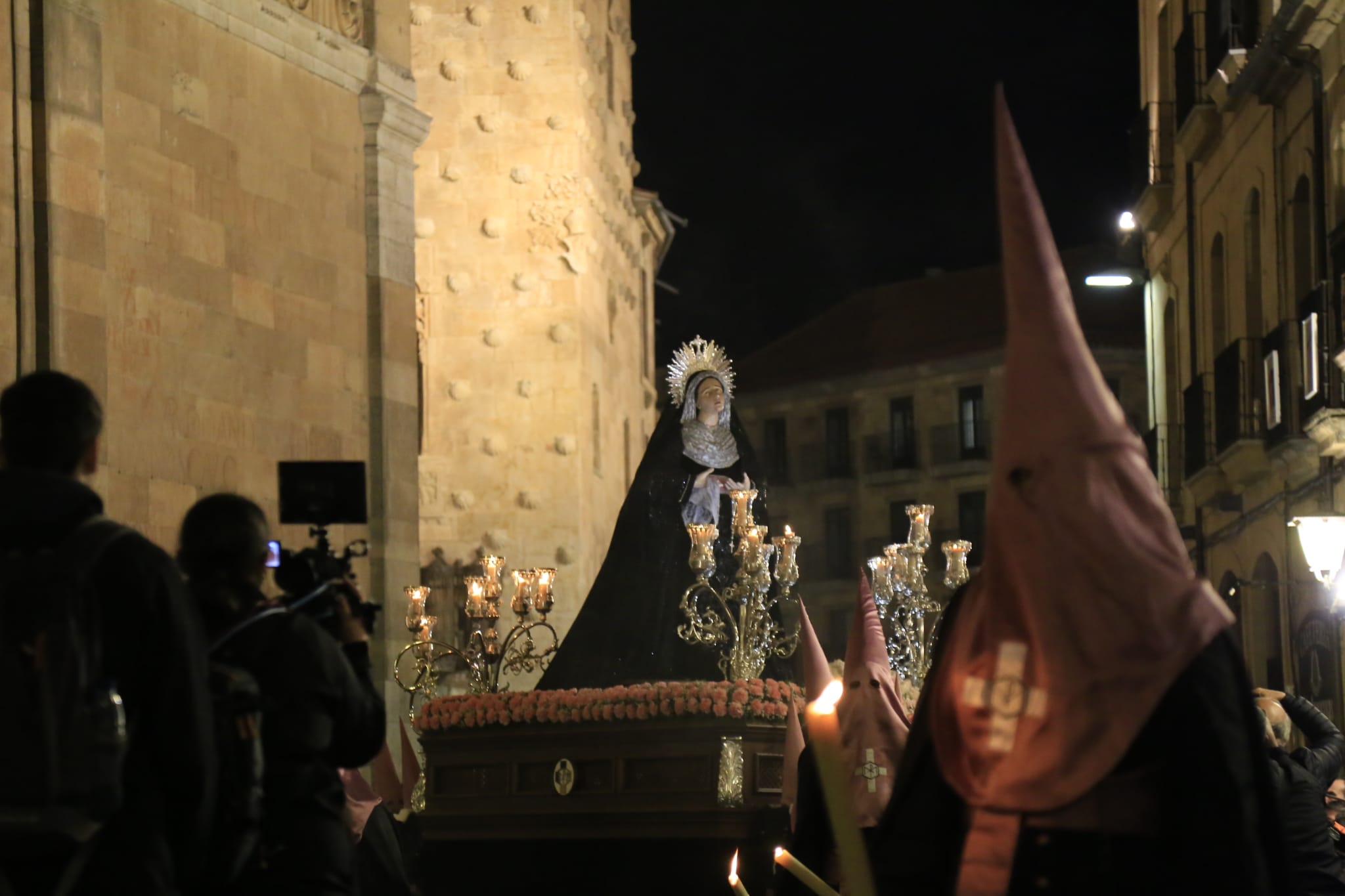 La solemnidad de Jesús Flagelado envuelve la noche de Salamanca