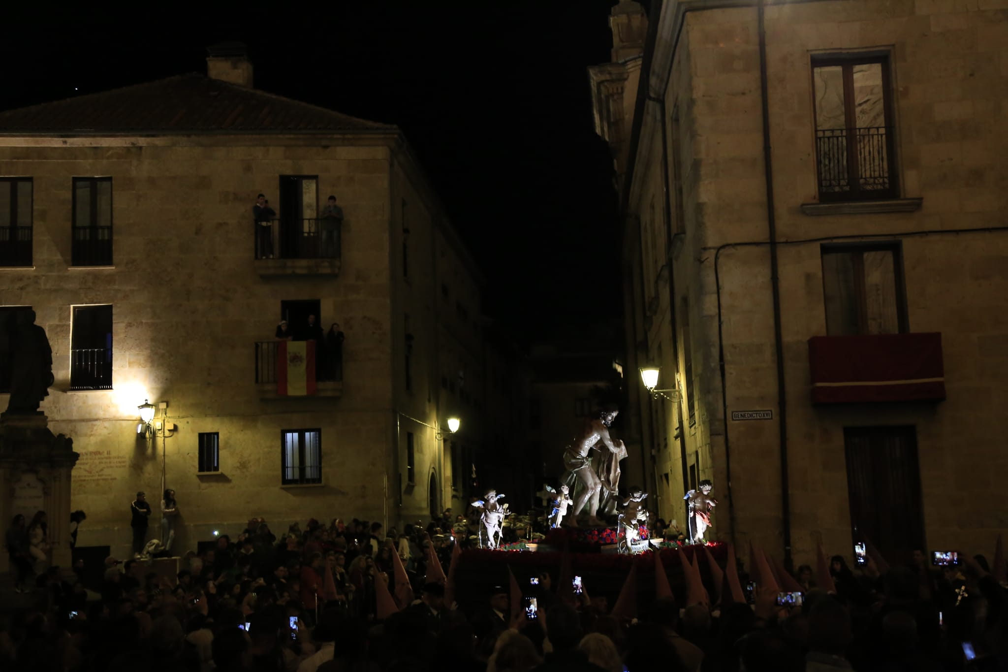 La solemnidad de Jesús Flagelado envuelve la noche de Salamanca