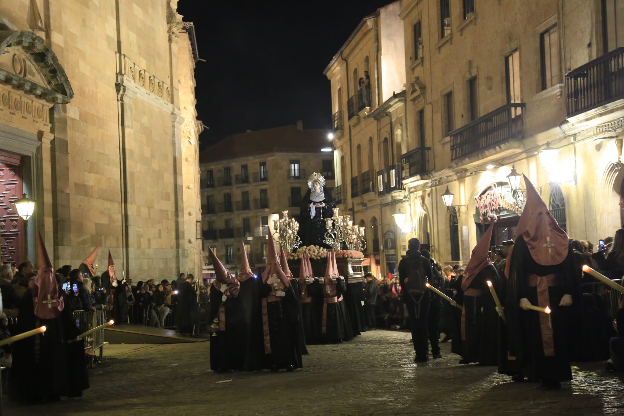 La solemnidad de Jesús Flagelado envuelve la noche de Salamanca