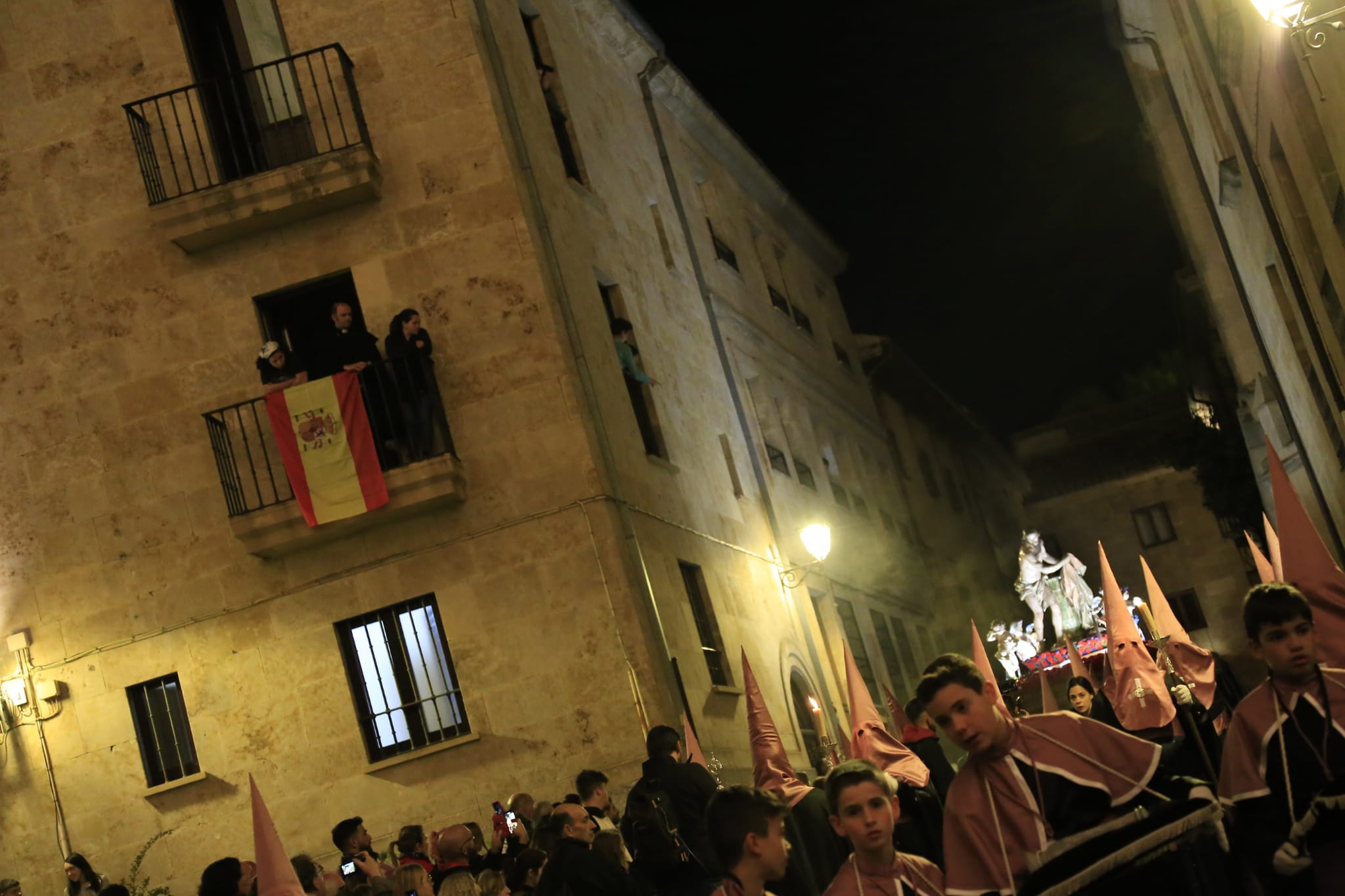 La solemnidad de Jesús Flagelado envuelve la noche de Salamanca