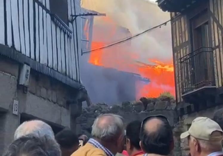 Imagen principal - El fuego sorprende en La Alberca repleta de turistas: «Había mucho desconcierto»