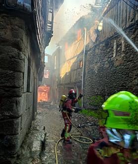 Imagen secundaria 2 - Bomberos apagando las llamas.