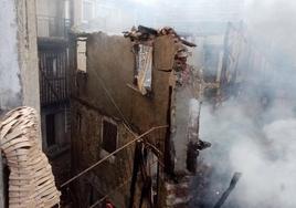 Bomberos trabajando en la extinción del incendio.