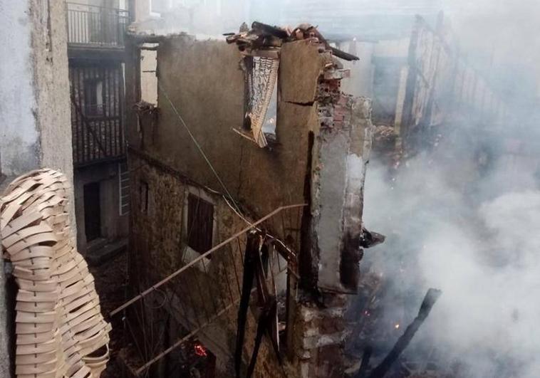 Bomberos trabajando en la extinción del incendio.