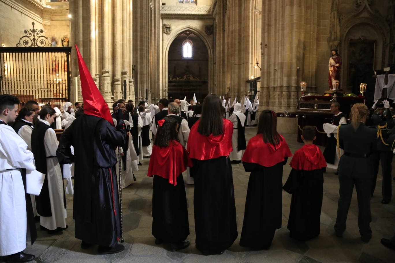 La Hermandad del Vía Crucis acerca la fe a los enfermos del Hospital de la Santísima Trinidad