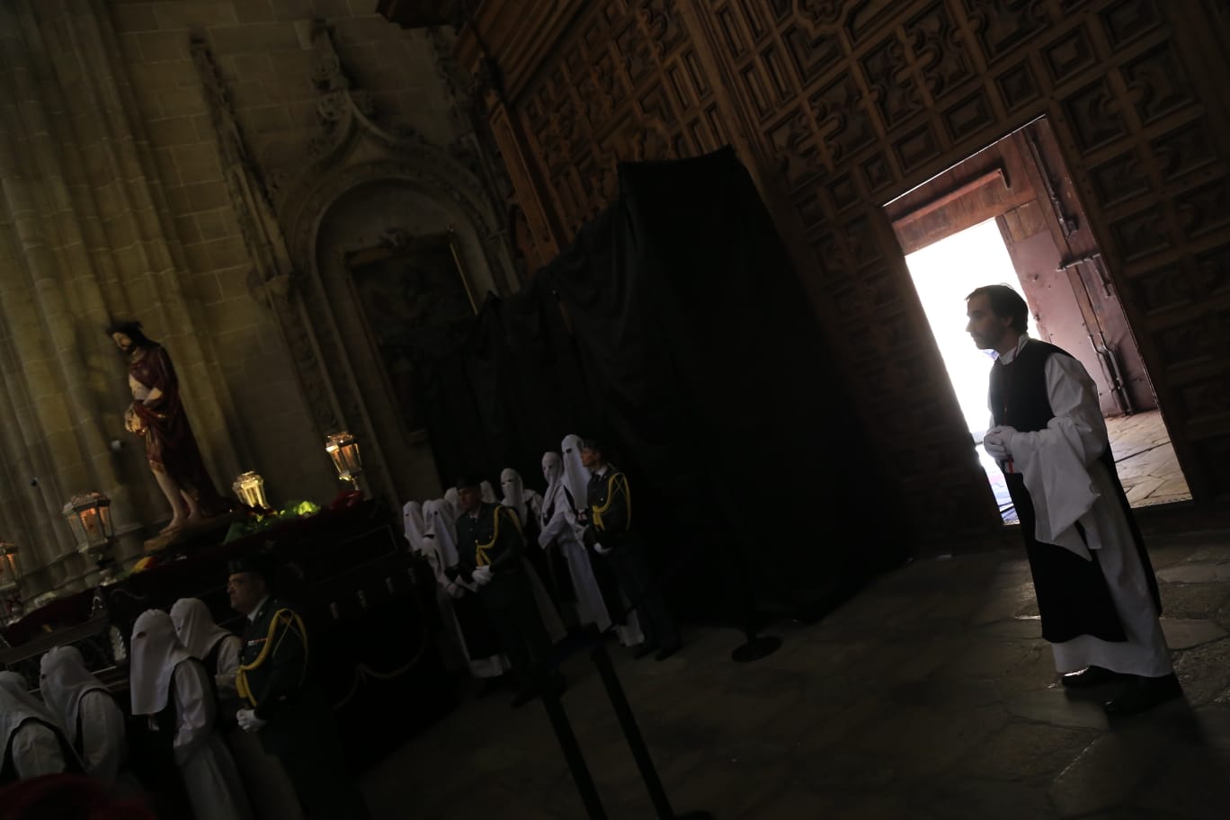 La Hermandad del Vía Crucis acerca la fe a los enfermos del Hospital de la Santísima Trinidad