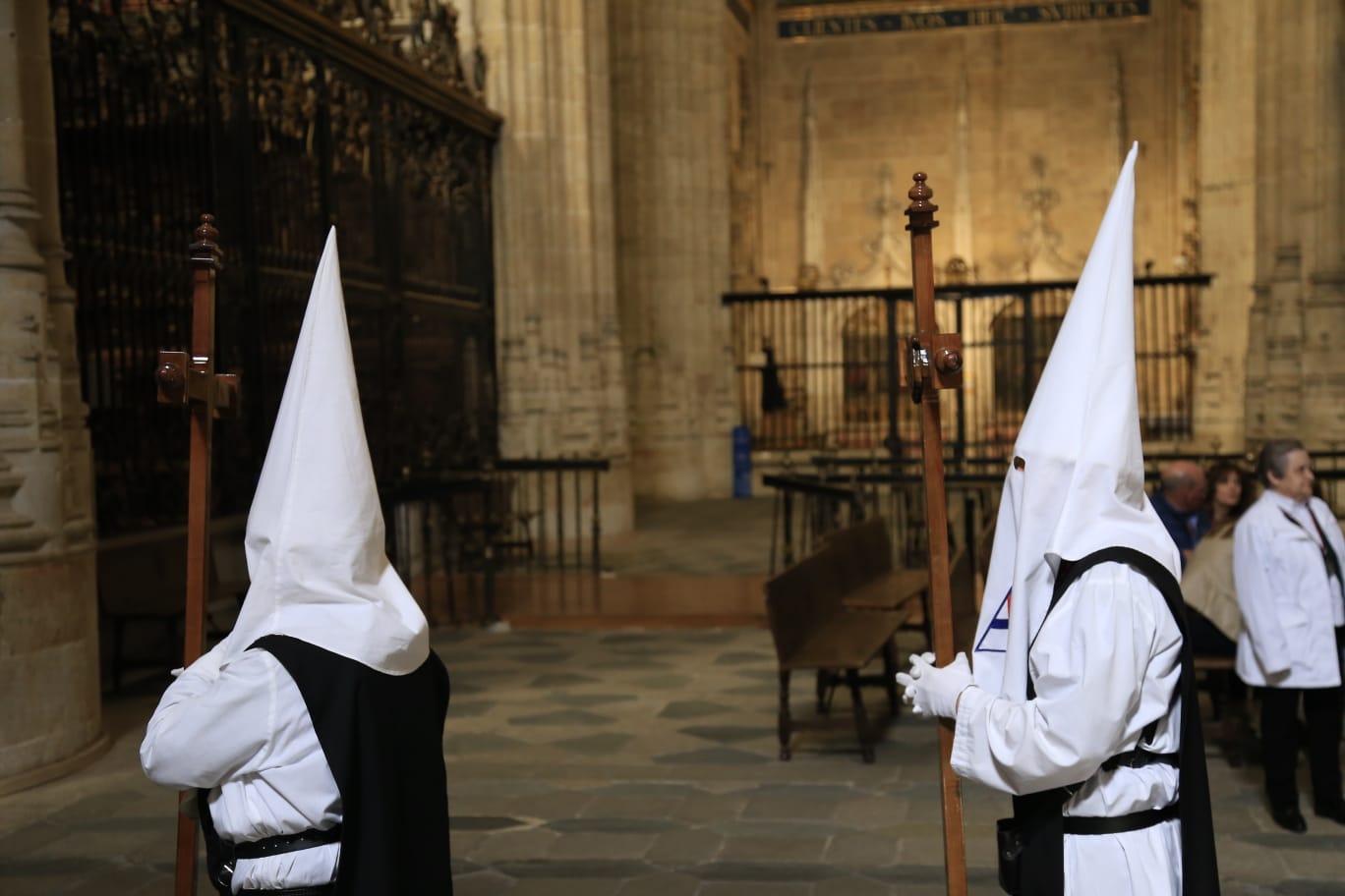 La Hermandad del Vía Crucis acerca la fe a los enfermos del Hospital de la Santísima Trinidad