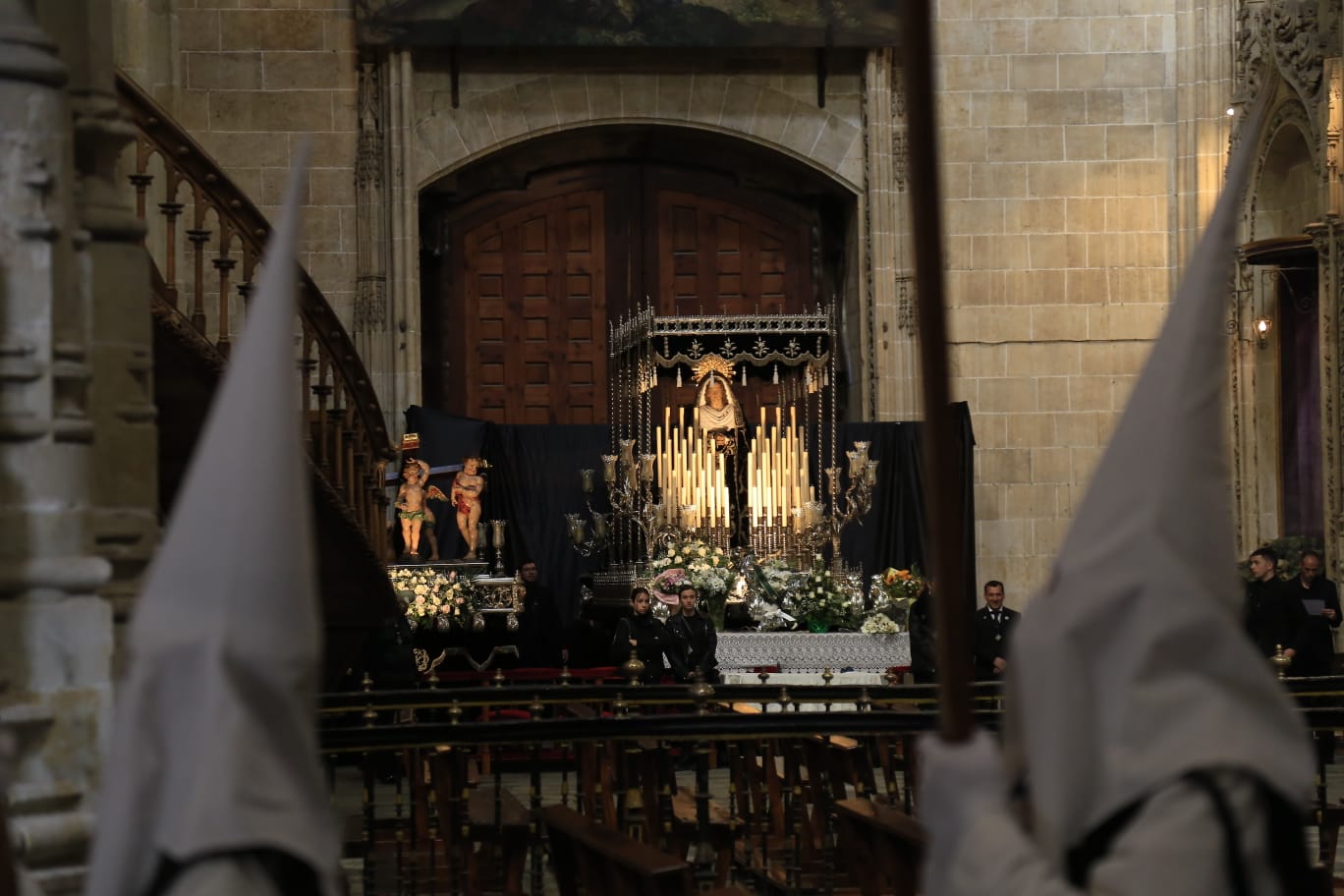 La Hermandad del Vía Crucis acerca la fe a los enfermos del Hospital de la Santísima Trinidad