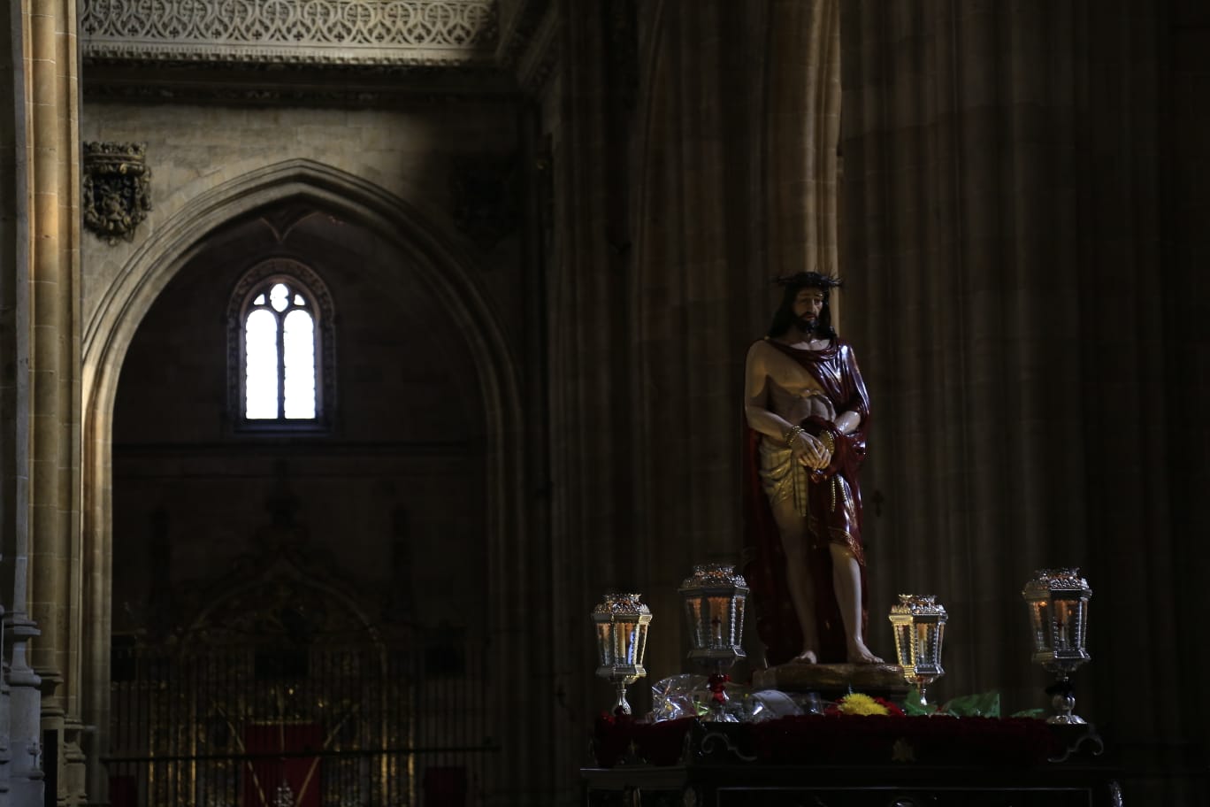 La Hermandad del Vía Crucis acerca la fe a los enfermos del Hospital de la Santísima Trinidad