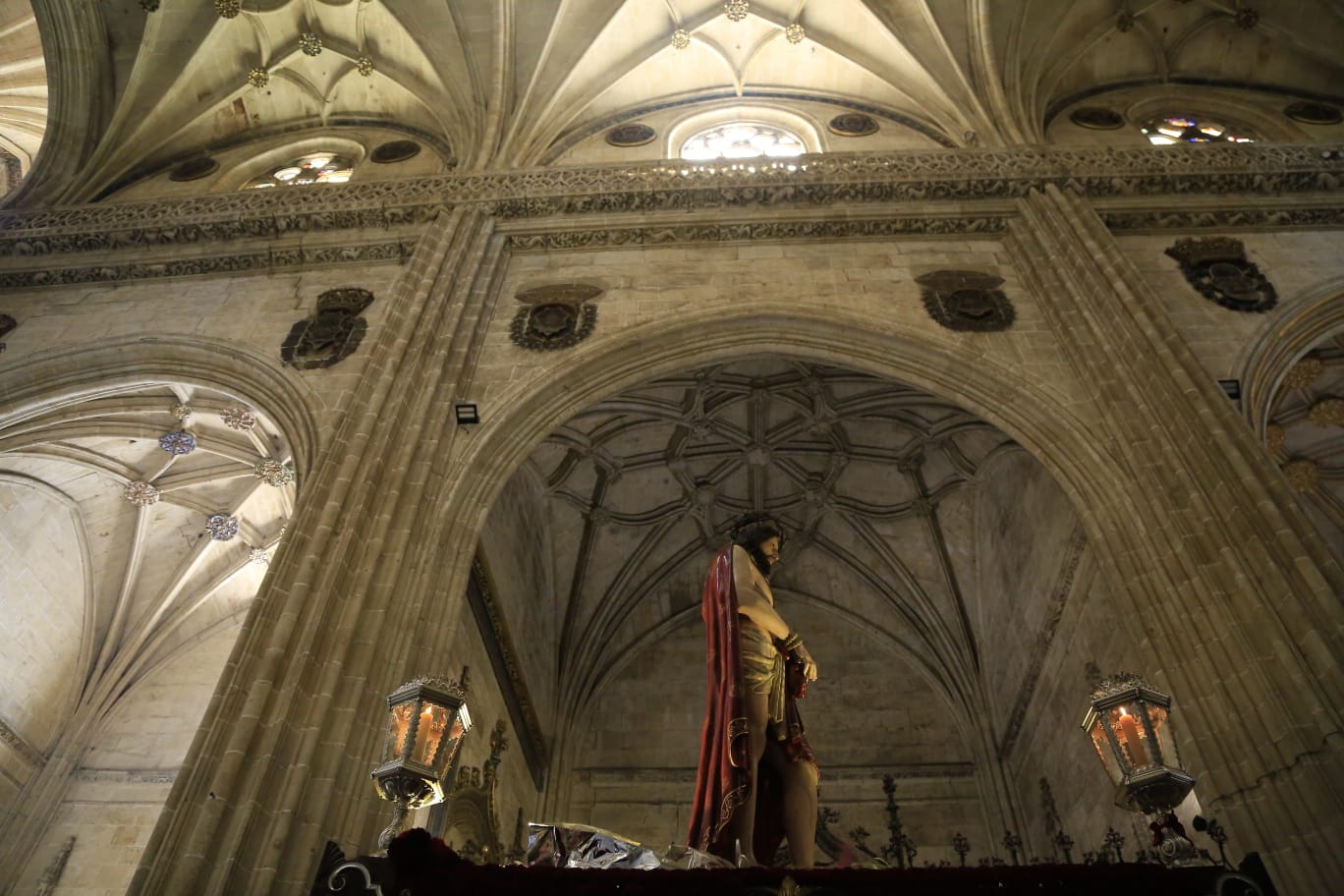 La Hermandad del Vía Crucis acerca la fe a los enfermos del Hospital de la Santísima Trinidad