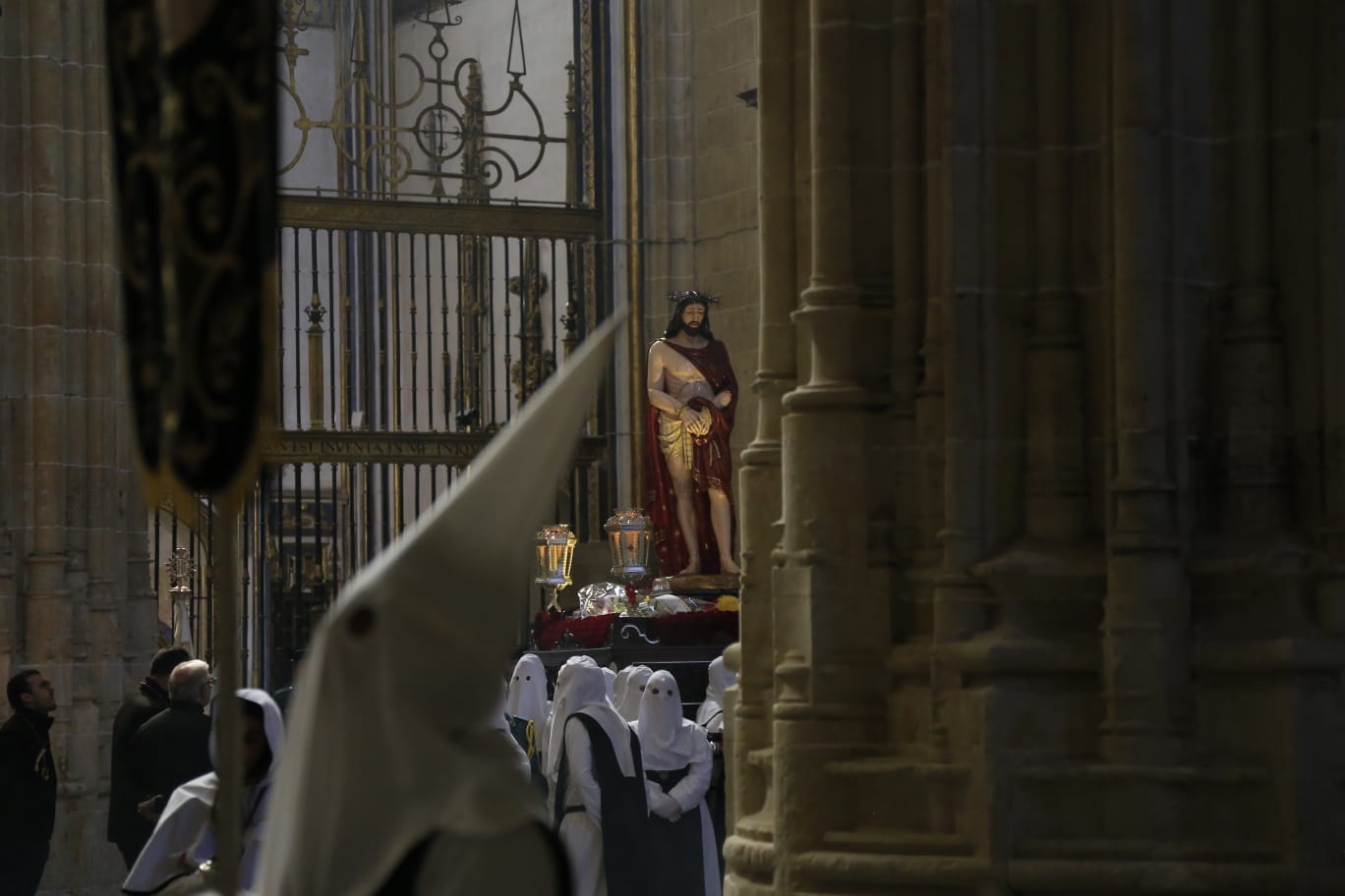 La Hermandad del Vía Crucis acerca la fe a los enfermos del Hospital de la Santísima Trinidad