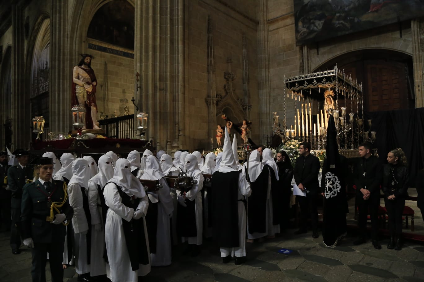 La Hermandad del Vía Crucis acerca la fe a los enfermos del Hospital de la Santísima Trinidad