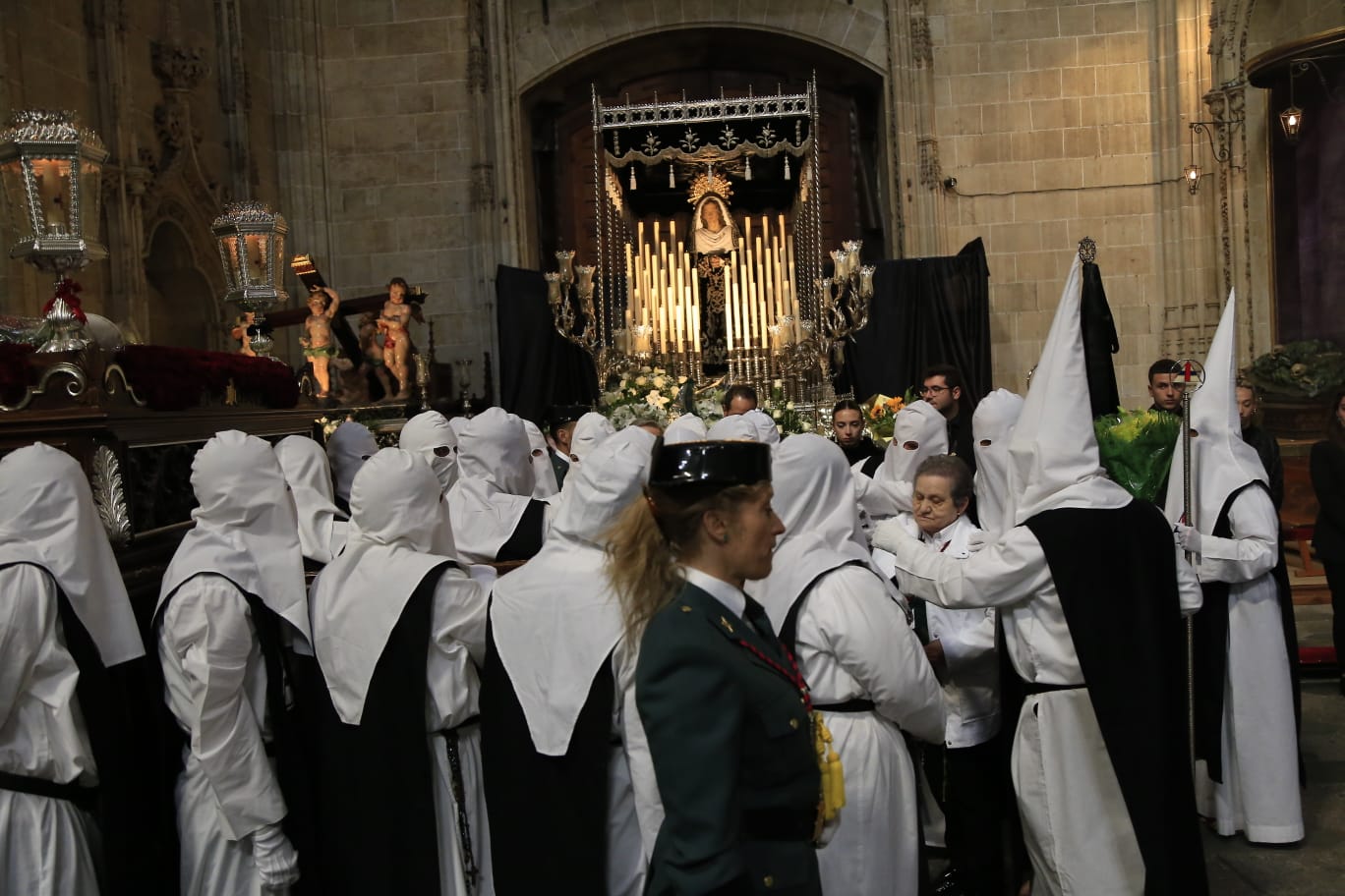 La Hermandad del Vía Crucis acerca la fe a los enfermos del Hospital de la Santísima Trinidad