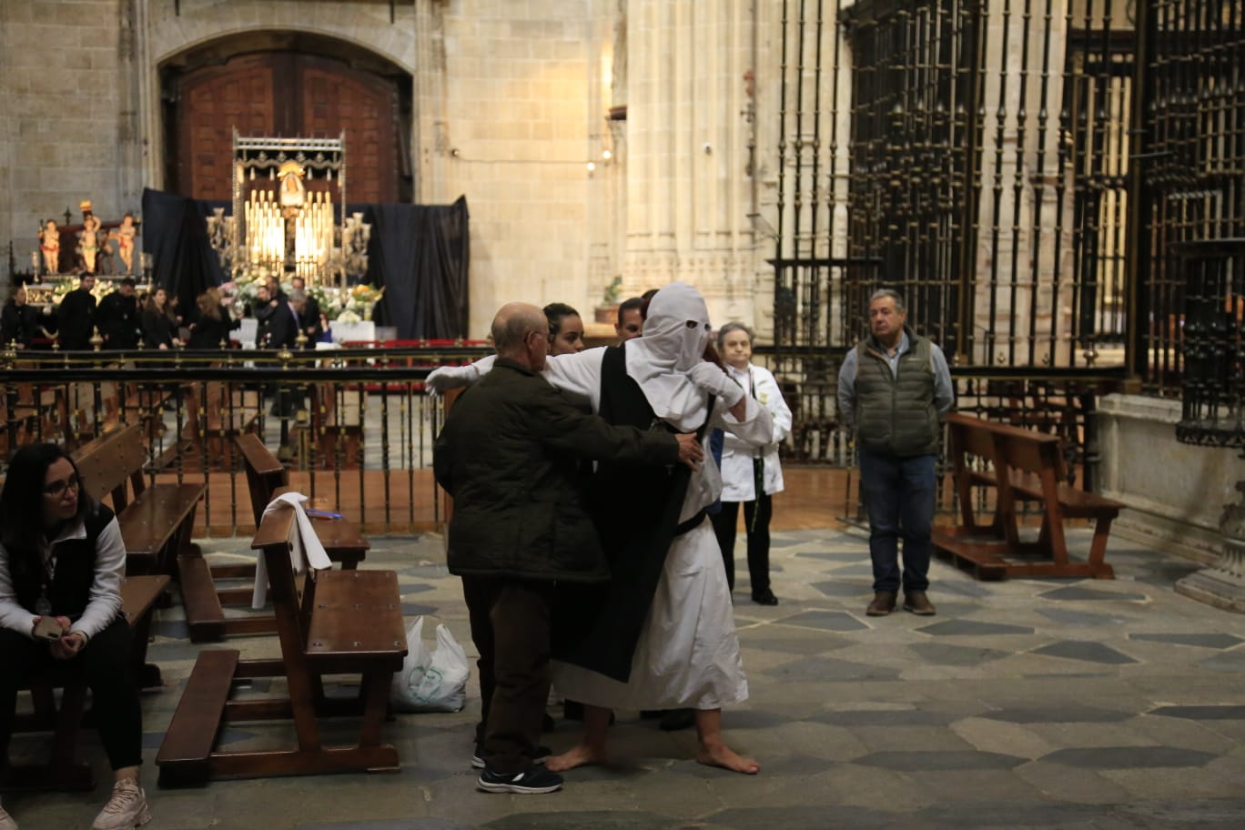 La Hermandad del Vía Crucis acerca la fe a los enfermos del Hospital de la Santísima Trinidad