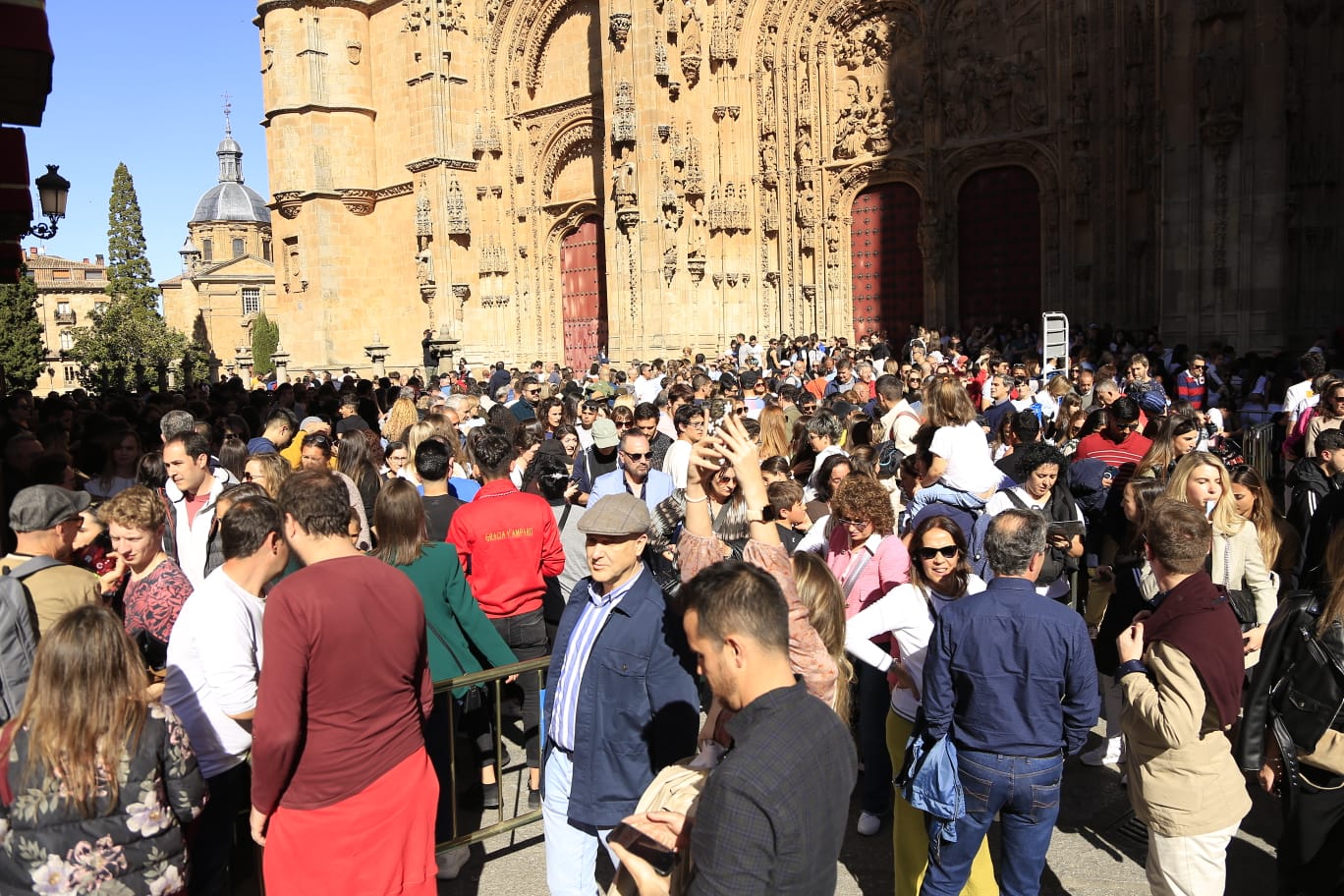 La Hermandad del Vía Crucis acerca la fe a los enfermos del Hospital de la Santísima Trinidad