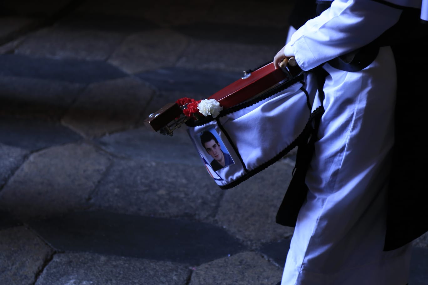 La Hermandad del Vía Crucis acerca la fe a los enfermos del Hospital de la Santísima Trinidad