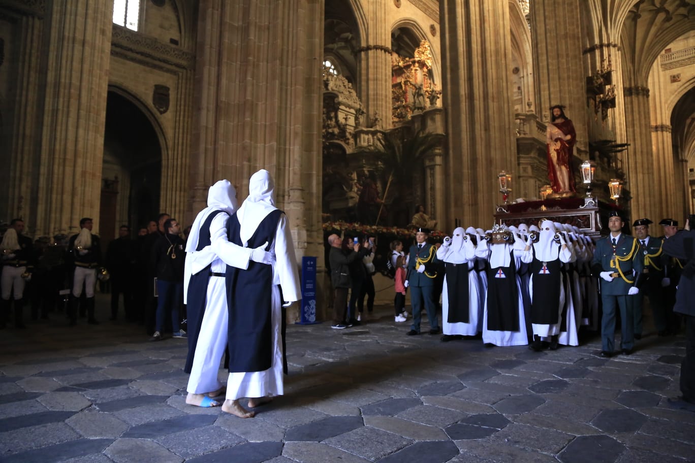 La Hermandad del Vía Crucis acerca la fe a los enfermos del Hospital de la Santísima Trinidad