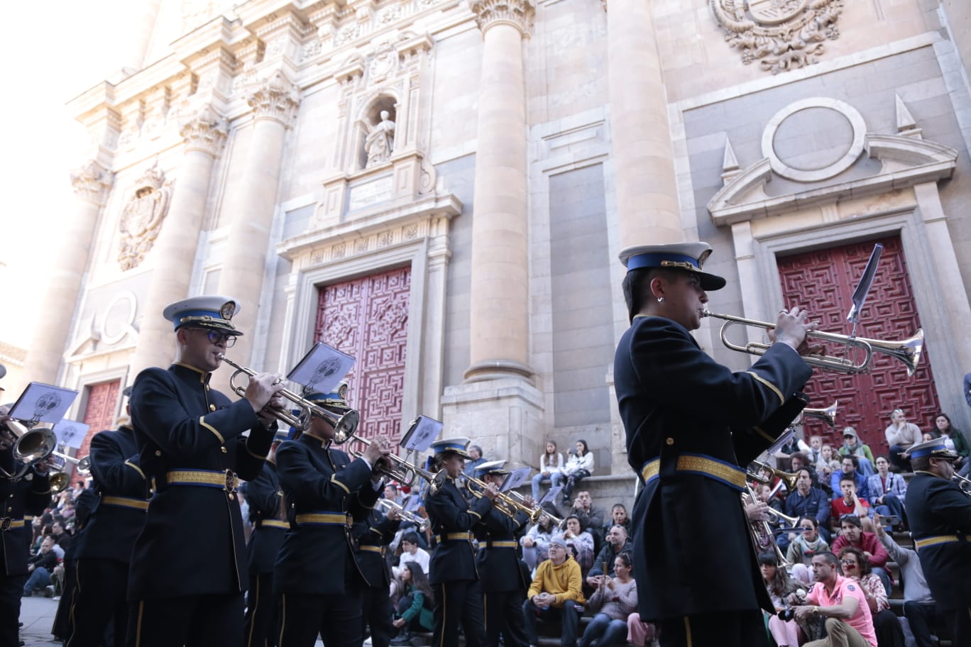 La Hermandad del Vía Crucis acerca la fe a los enfermos del Hospital de la Santísima Trinidad