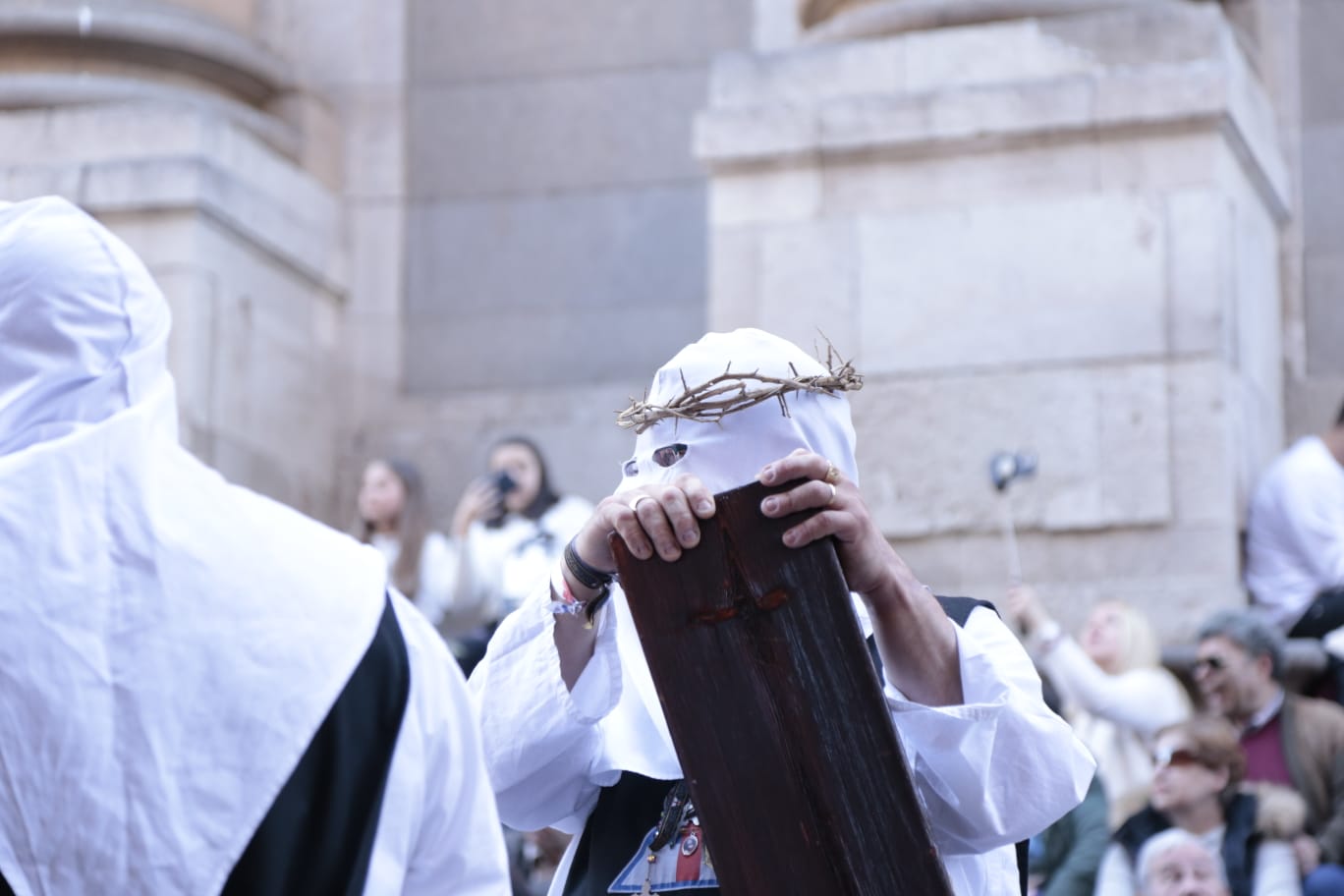 La Hermandad del Vía Crucis acerca la fe a los enfermos del Hospital de la Santísima Trinidad