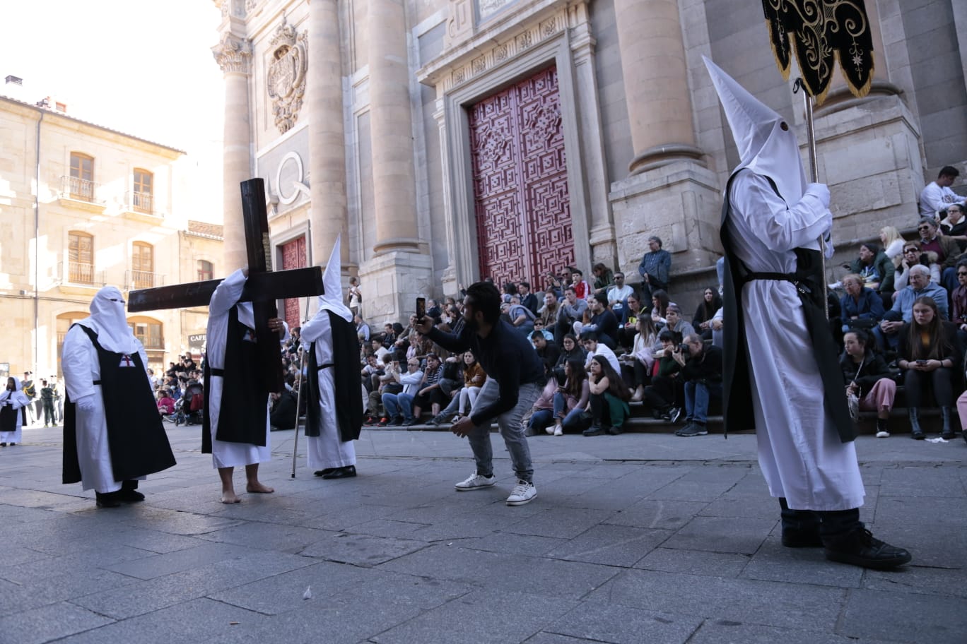 La Hermandad del Vía Crucis acerca la fe a los enfermos del Hospital de la Santísima Trinidad