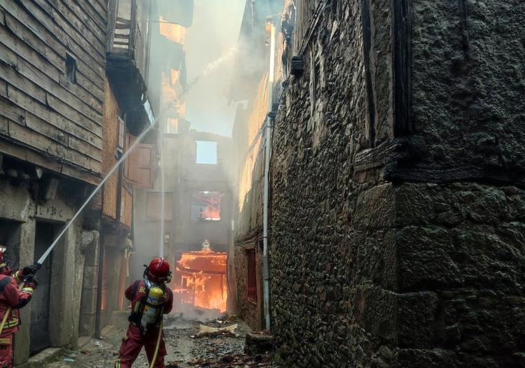 Imagen de los bomberos durante las laobres de extinción del incendio