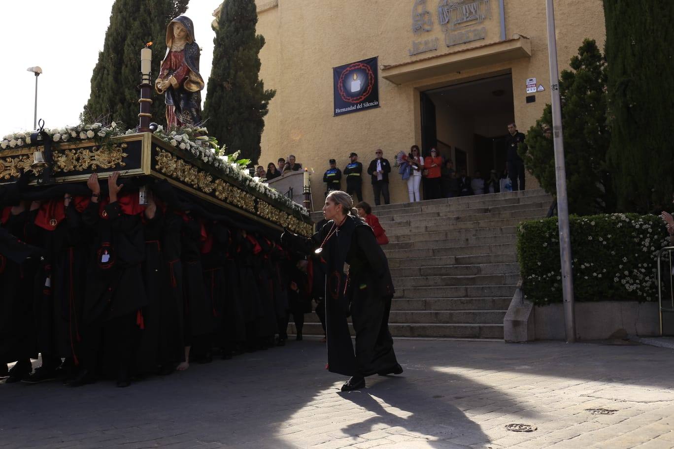 La Hermandad del Silencio recorre Salamanca en un multitudinario Sábado Santo