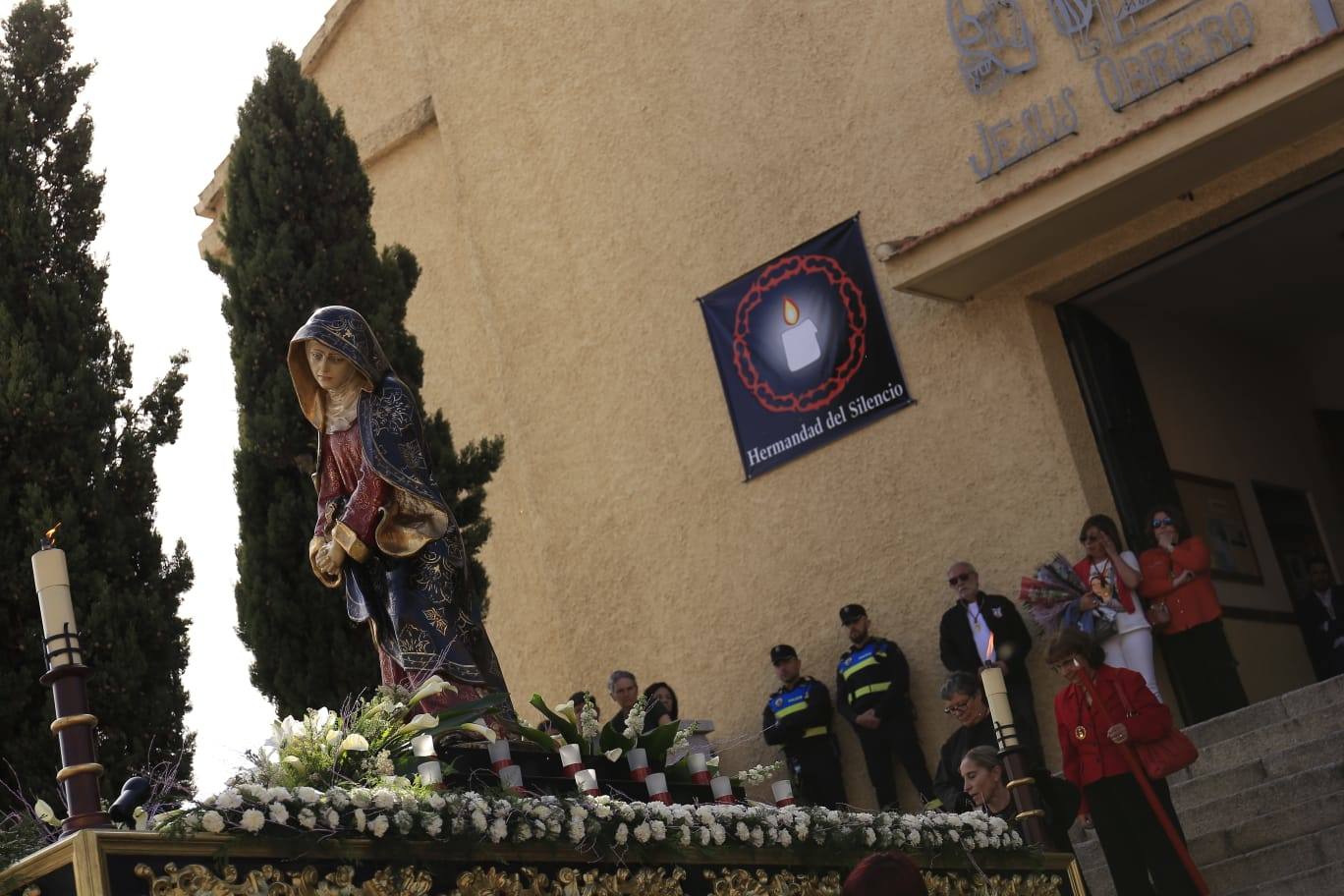 La Hermandad del Silencio recorre Salamanca en un multitudinario Sábado Santo