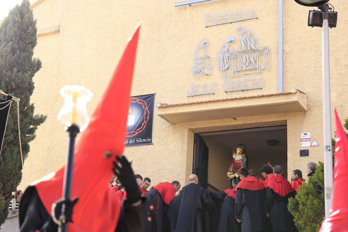La Hermandad del Silencio recorre Salamanca en un multitudinario Sábado Santo
