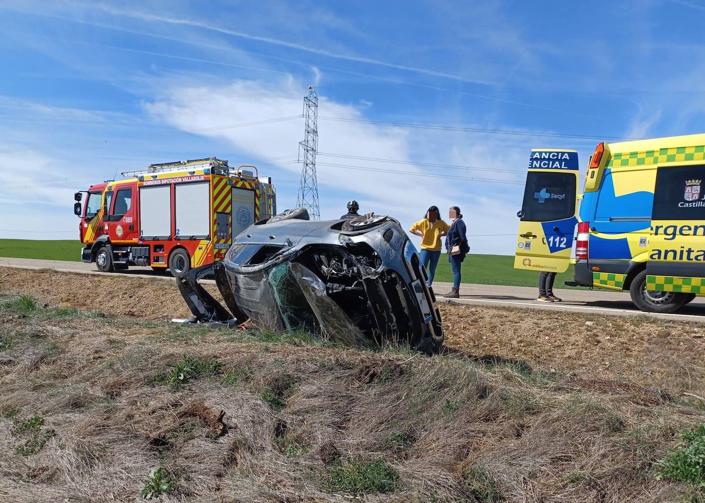 Coche volcado en un accidente.