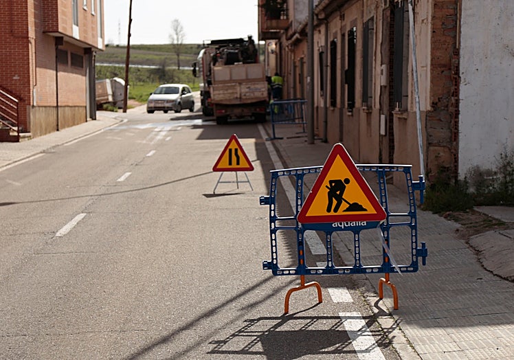 Imagen principal - Tuberías viejas, parques fantasma y aceras que suspenden en accesibilidad forman parte de la fisonomía de este barrio que los vecinos sienten abandonado.