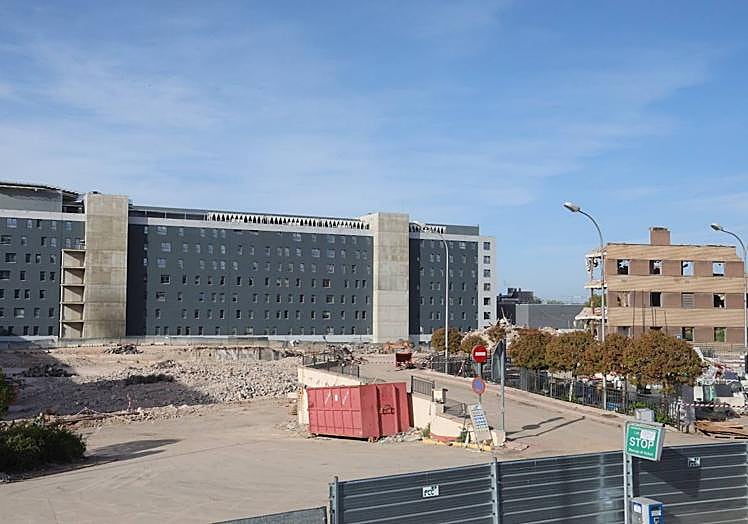 Imagen principal - El último pedazo en pie del viejo Hospital de Salamanca a dos meses del final
