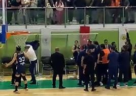 Instante en el que lanzan un objeto a Roberto Íñiguez (con camisa blanca) en el partido ante el Botas.