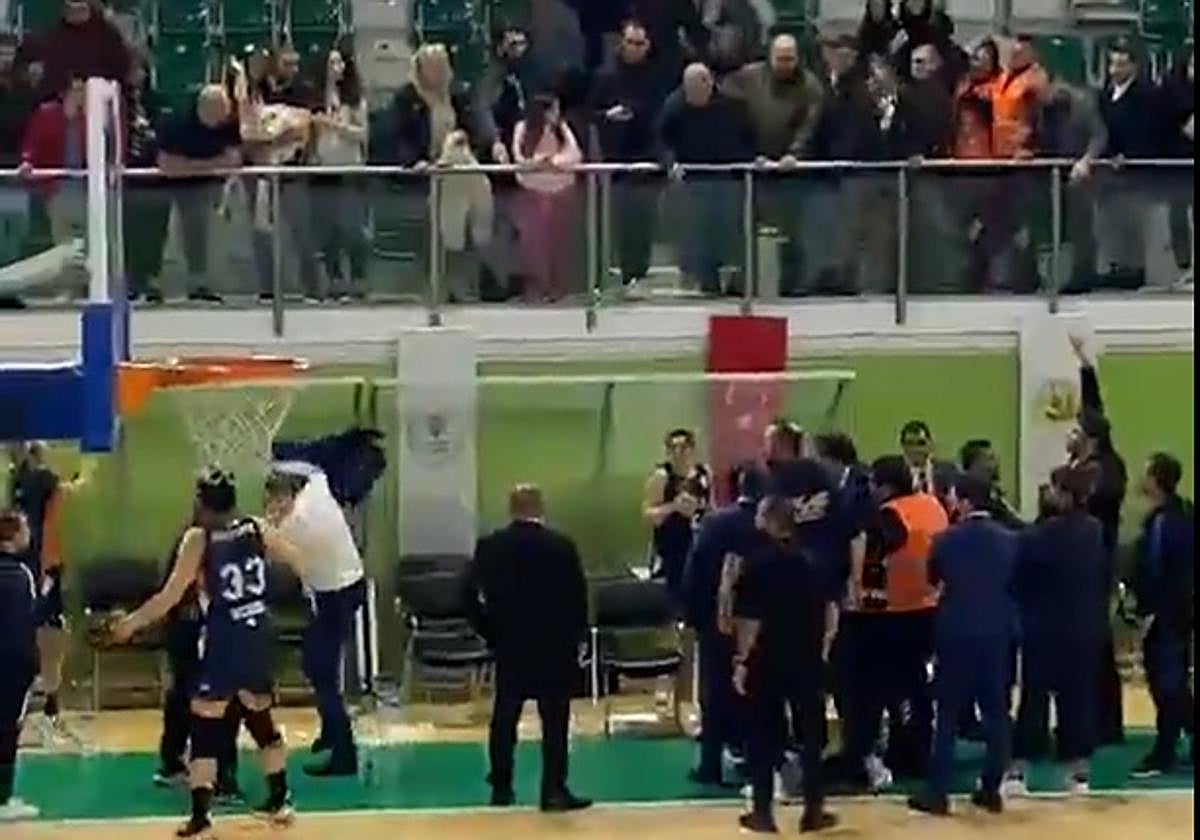 Instante en el que lanzan un objeto a Roberto Íñiguez (con camisa blanca) en el partido ante el Botas.